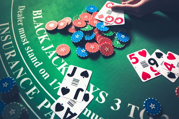 Blackjack-Tisch mit Karten und Kasino-Chips