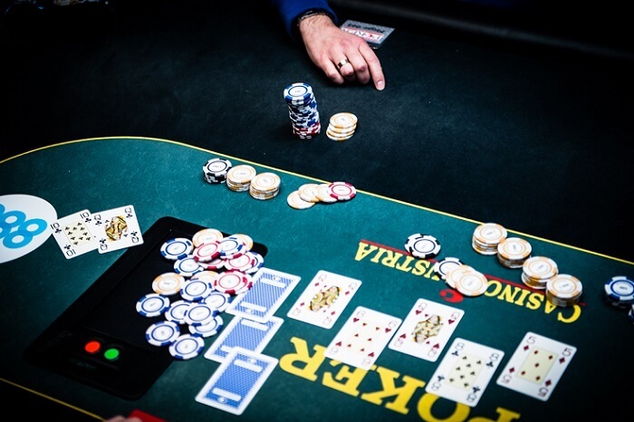 Casino Chips auf einem Pokertisch