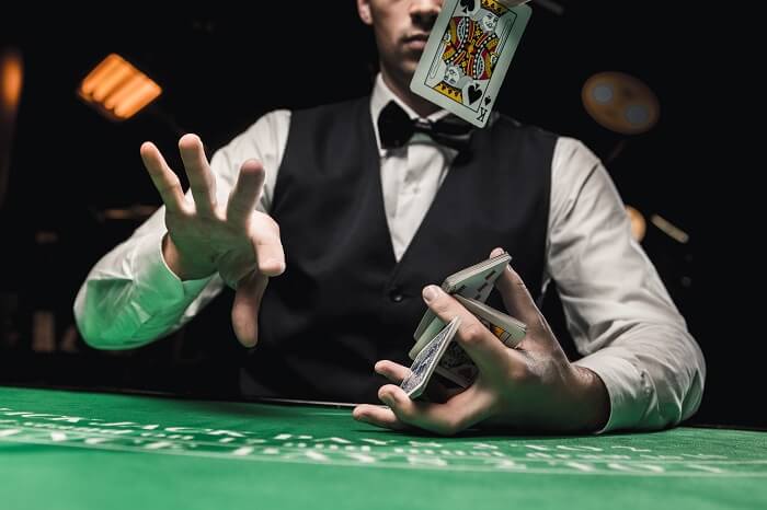 Ein Spieler, der mit seinem Kartengeschick prahlt