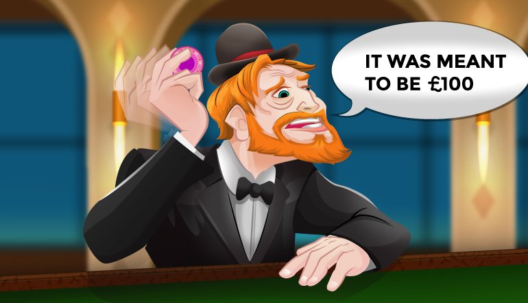Alter Spieler mit pinkem Casinochip (100€) in der Hand gibt vor, er hätte damit wetten wollen